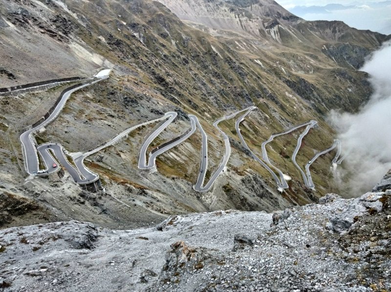 Stelvio Hairpin 2.jpg