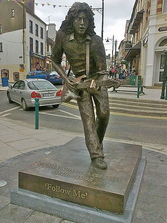 Rory's statue Ballyshannon.jpg
